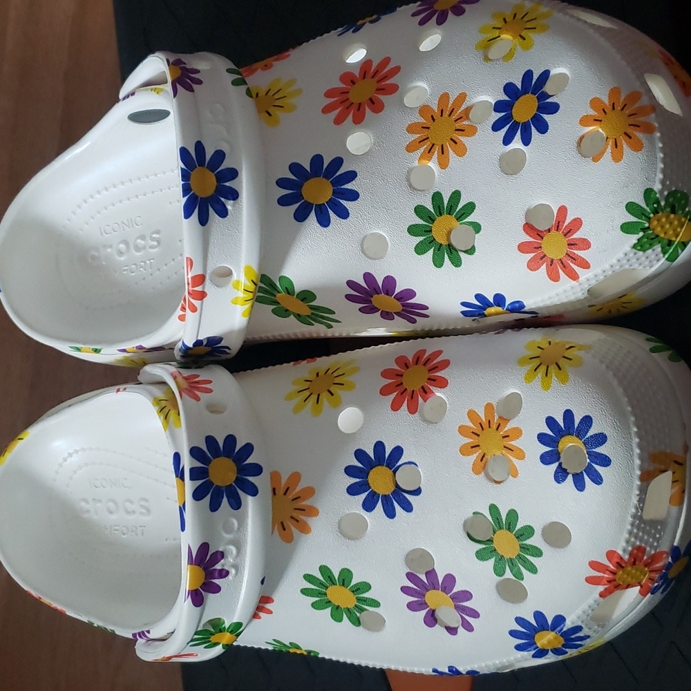 Crocs flower clogs EUC